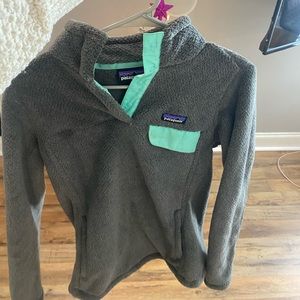 grey and mint patagonia button up. SIZE M